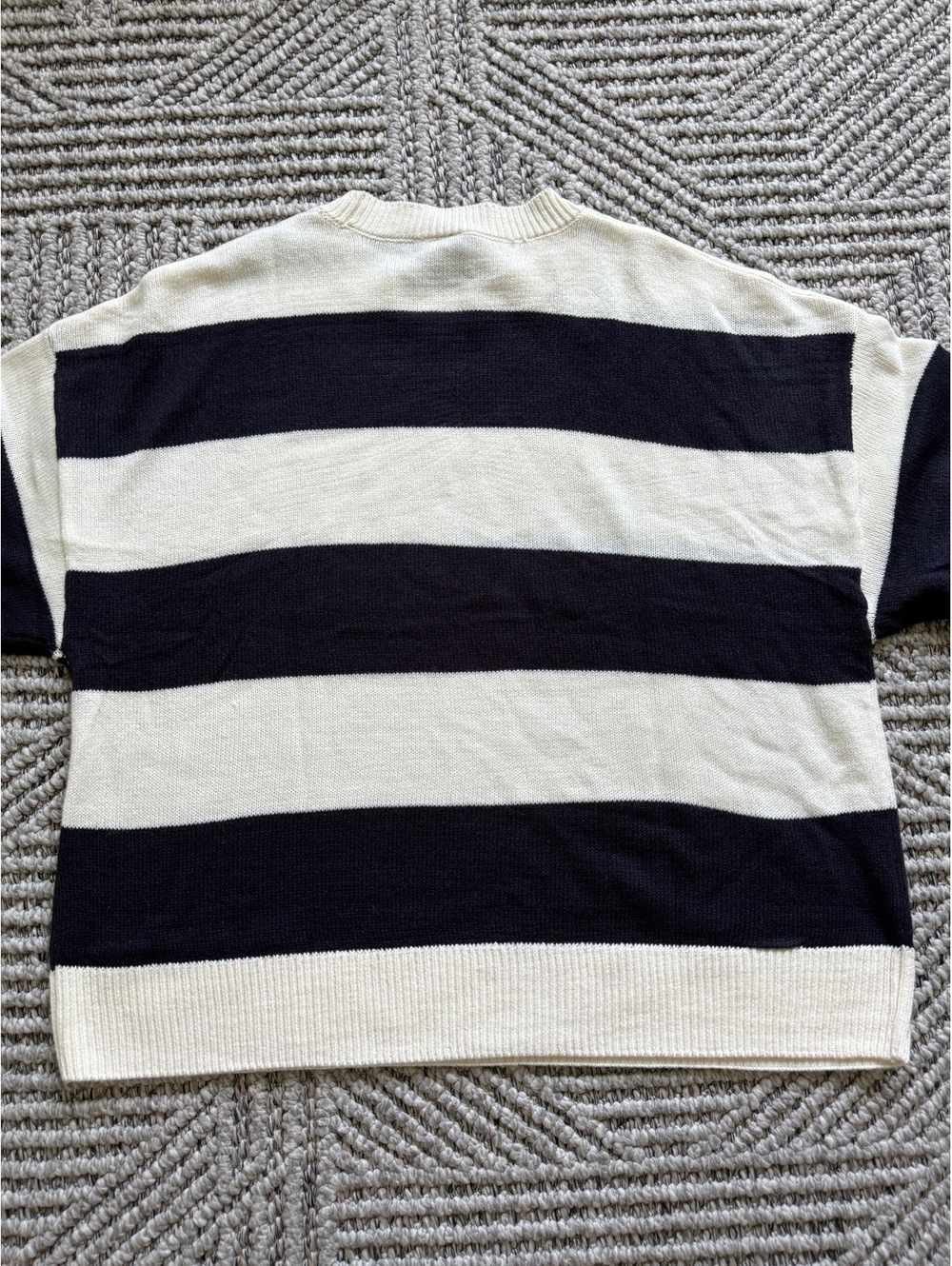 NWT H&M white and black striped sweater Size XL - Picture 3 of 6